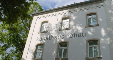 Das Bild zeigt das Kunsthaus Rehau von außen.