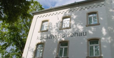 Das Bild zeigt das Kunsthaus Rehau von außen.