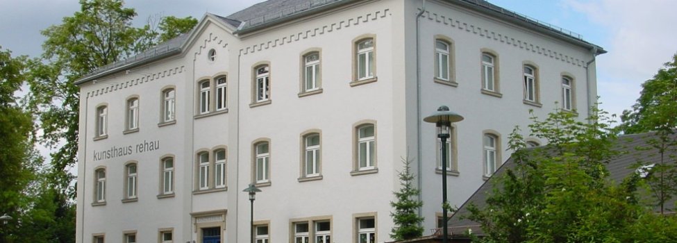 Das Bild zeigt das Kunsthaus Rehau von außen.
