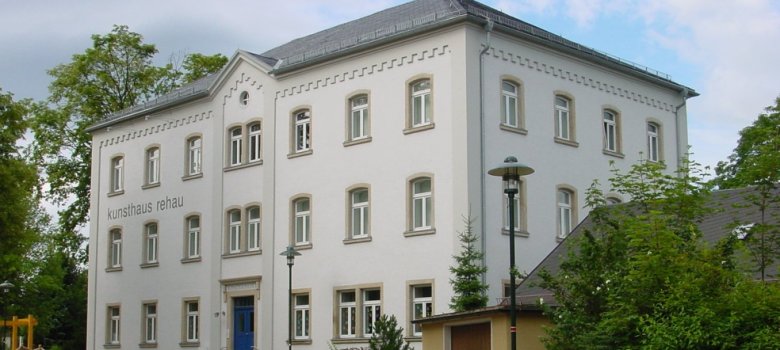 Das Bild zeigt das Kunsthaus Rehau von außen.