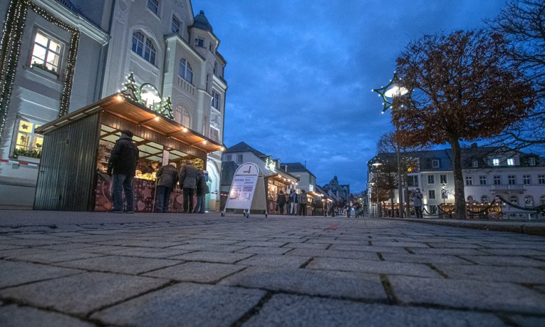 Das Bild wurde kurz über dem gepflasterten Boden auf dem Maxplatz aufgenommen. Darauf sind einige Holzhütten des Rehauer Lebkuchenmarktes zu erkennen.