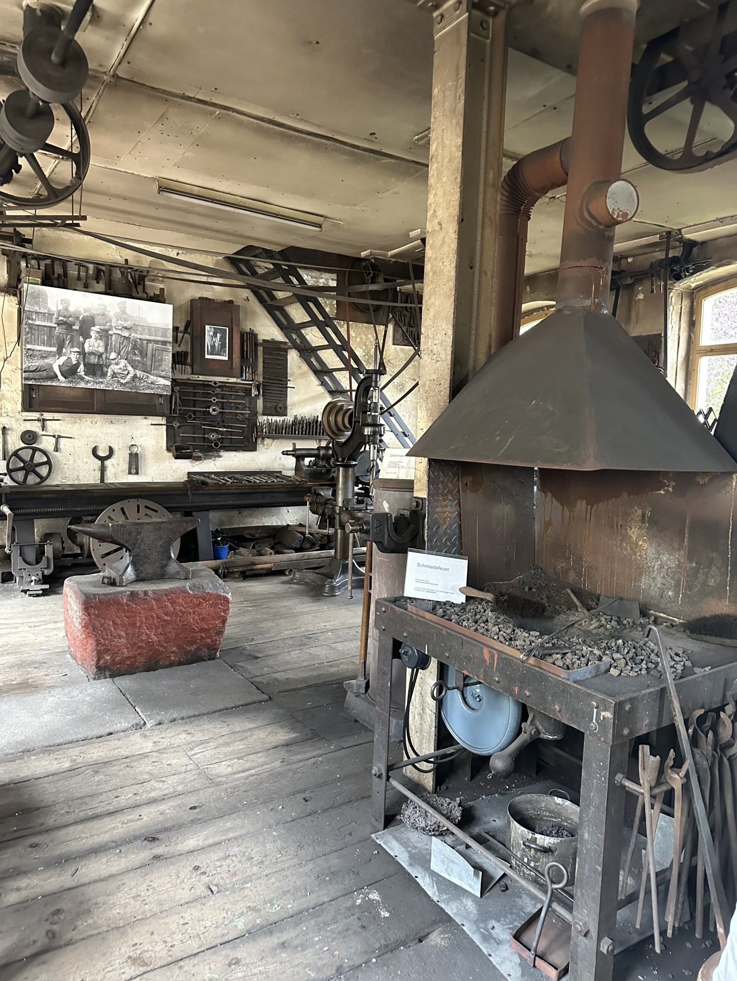Das Bild wurde in der Mechanischen Werkstatt im Angergässchen aufgenommen und zeigt verschiedene Werkzeuge von damals.