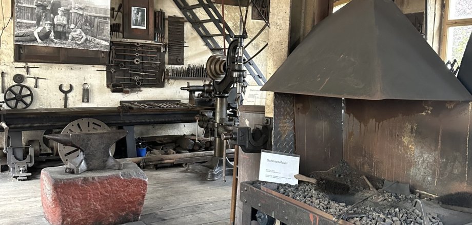 Das Bild wurde in der Mechanischen Werkstatt im Angergässchen aufgenommen und zeigt verschiedene Werkzeuge von damals.