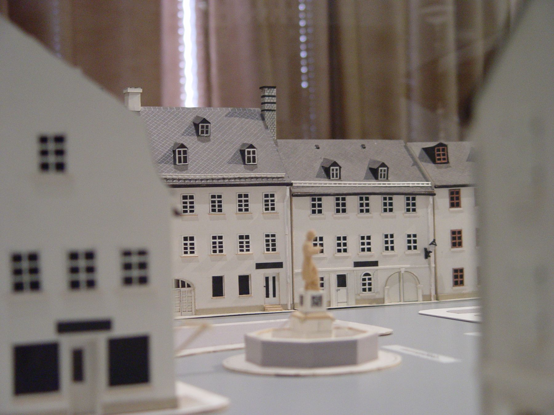 Das Bild zeigt ein Stadtmodell von Asch. Konkret wird der Ascher Marktplatz mit einem Brunnen abgebildet.