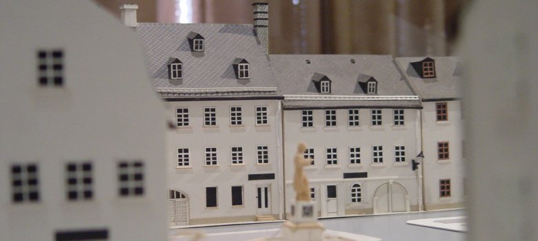 Das Bild zeigt ein Stadtmodell von Asch. Konkret wird der Ascher Marktplatz mit einem Brunnen abgebildet.