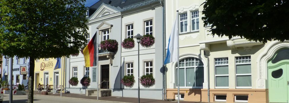 Das Bild zeigt die Gebäude Maxplatz 5-9. Mittig befindet sich heute das Alte Rathaus mit Museum und Festsaal.