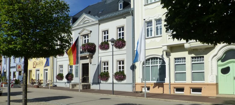Das Bild zeigt die Gebäude Maxplatz 5-9. Mittig befindet sich heute das Alte Rathaus mit Museum und Festsaal.