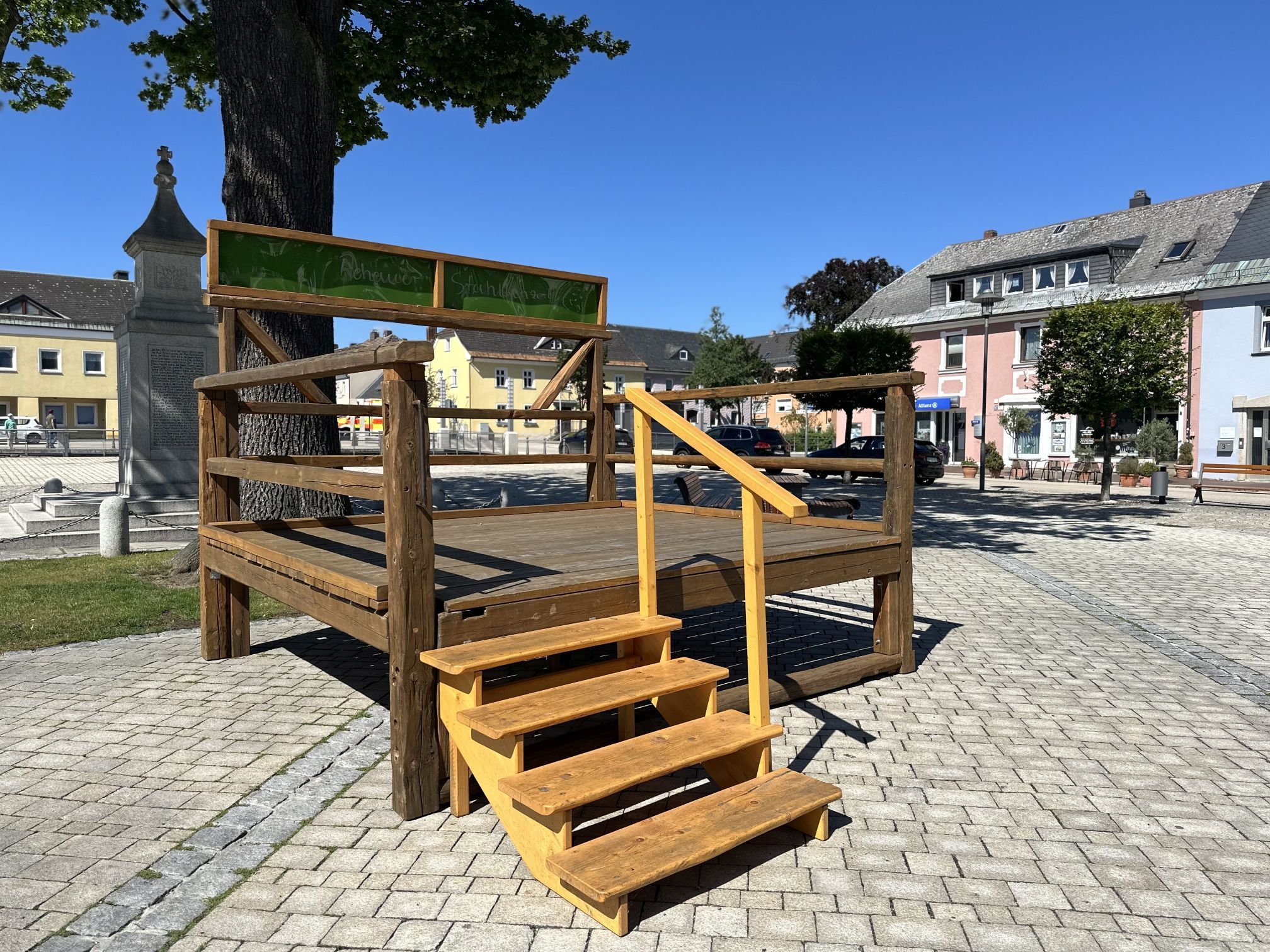 Das Bild zeigt die Stuhlbühne auf dem Maxplatz. Auf dieser Holzbühne spielen die Bands im Sommer bei den beliebten Stuhlkonzerten.