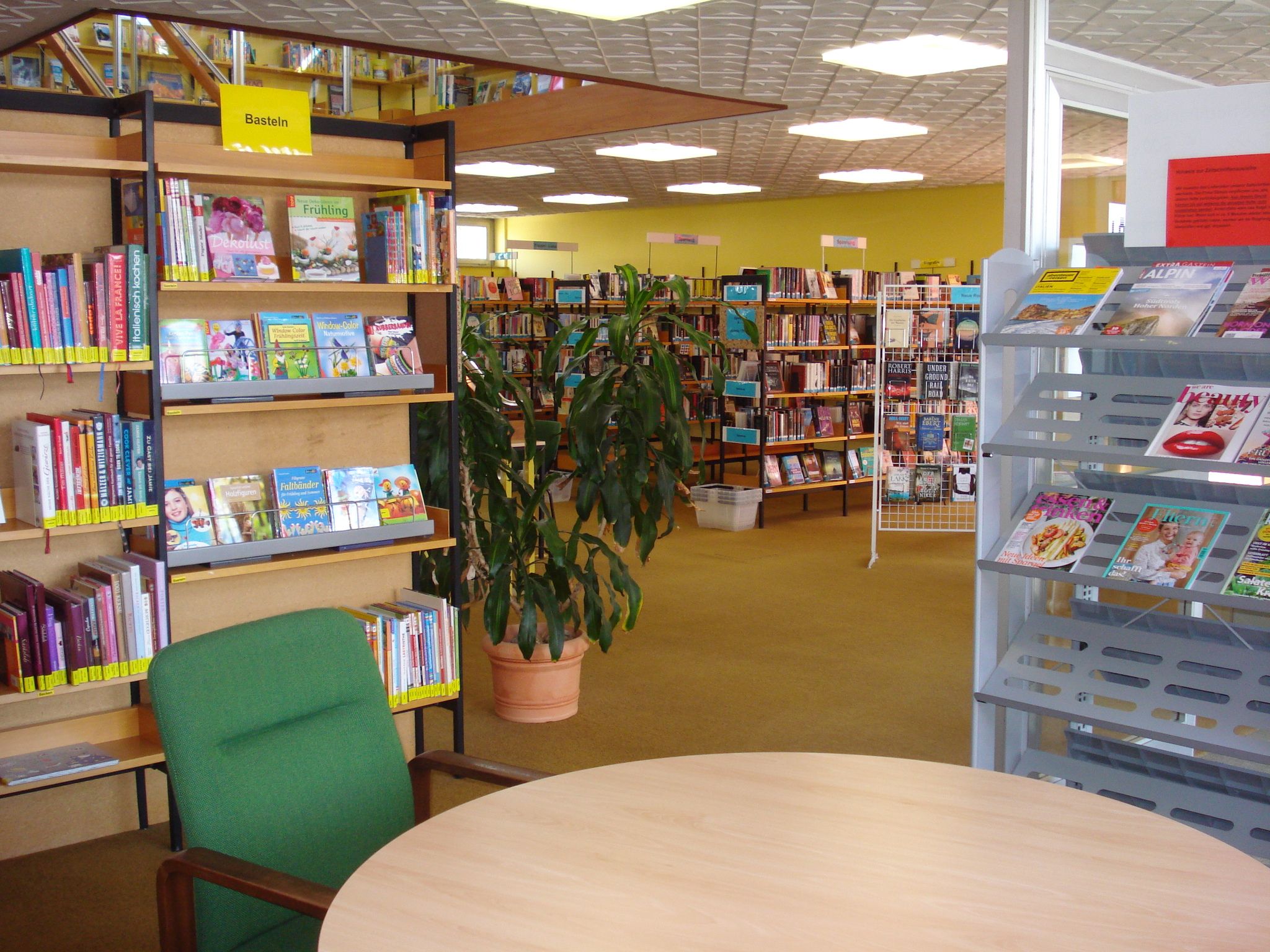 Das Bild zeigt die Stadtbücherei Rehau von innen.