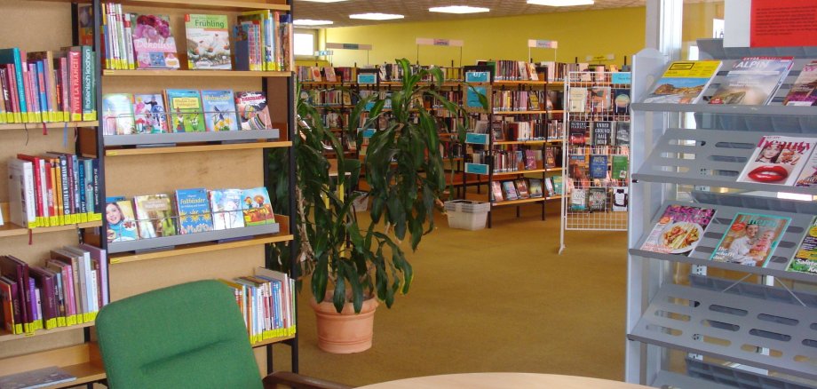 Das Bild zeigt die Stadtbücherei Rehau von innen.