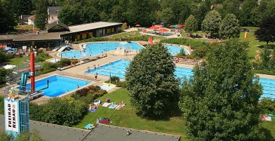 Das Bild zeigt das Rehauer Freibad von oben.