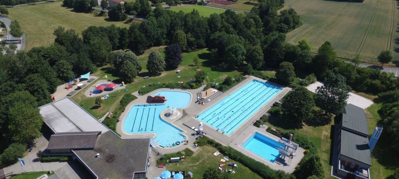 Das Bild zeigt das Rehauer Freibad von oben.