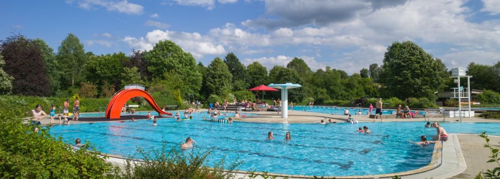 Das Bild zeigt das Rehauer Freibad.