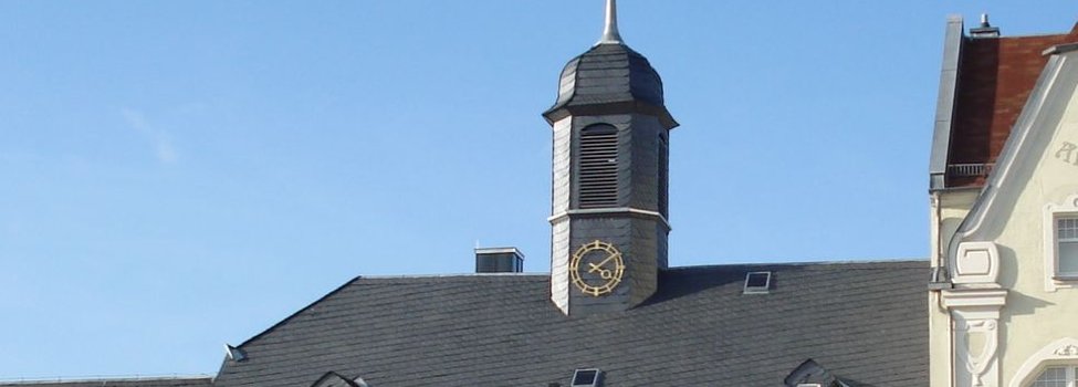 Das Bild zeigt das Dach des Alten Rathauses am Maxplatz, in welchem sich das Glockenspiel befindet.
