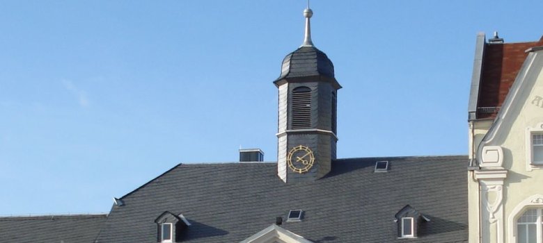 Das Bild zeigt das Dach des Alten Rathauses am Maxplatz, in welchem sich das Glockenspiel befindet.