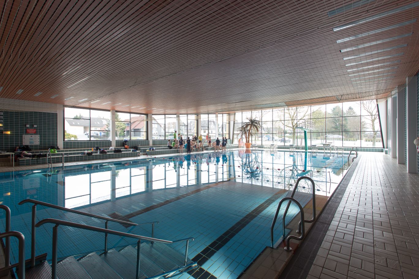 Das Bild zeigt das Schwimmerbecken im Rehauer Hallenbad.