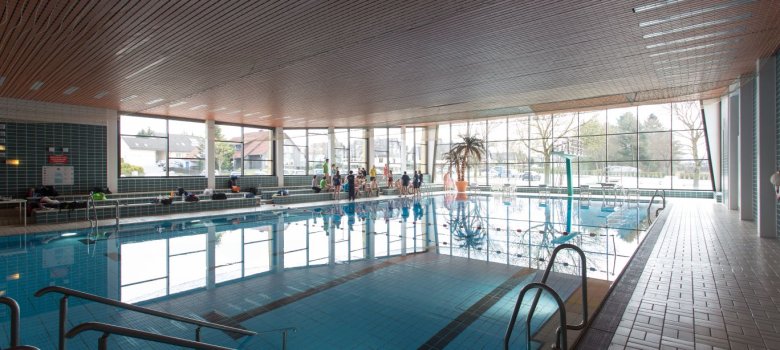 Das Bild zeigt das Schwimmerbecken im Rehauer Hallenbad.