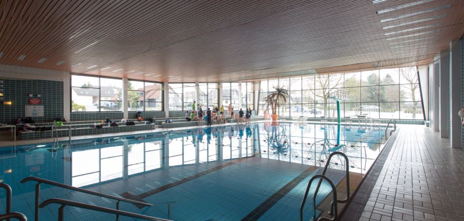Das Bild zeigt das Schwimmerbecken im Rehauer Hallenbad.