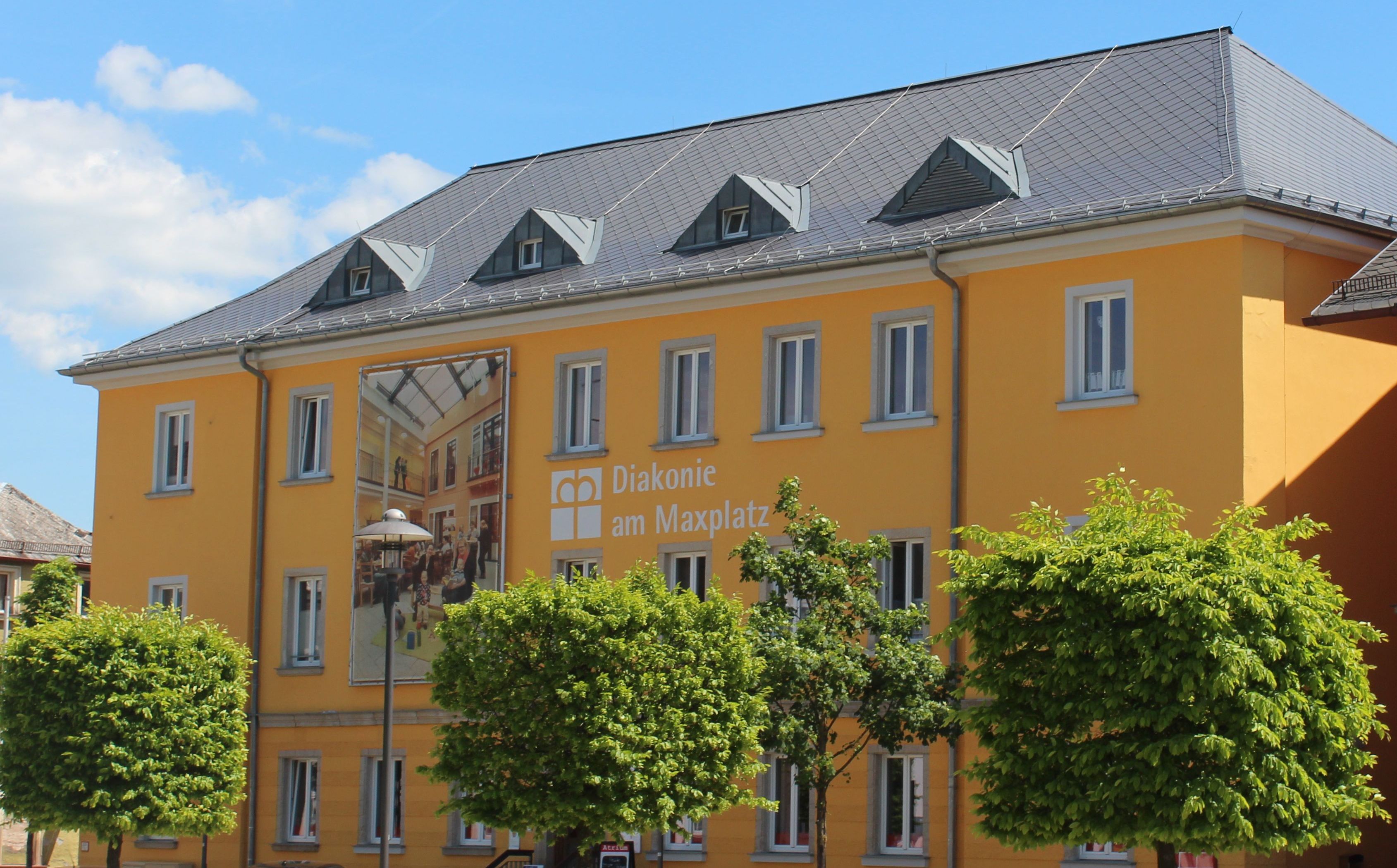 Das Bild zeigt das Mehrgenerationenhaus der Diakonie am Maxplatz.