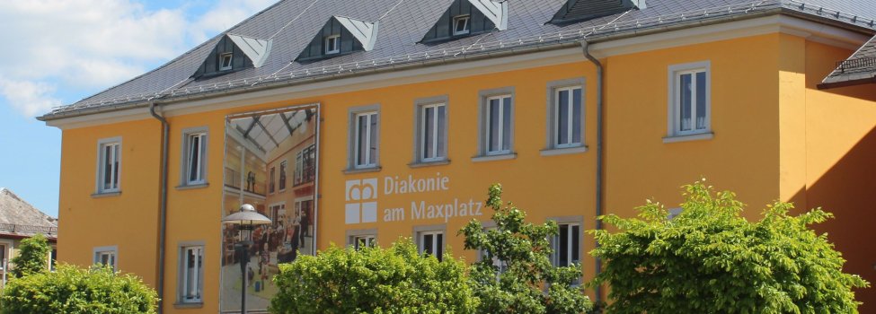 Das Bild zeigt das Mehrgenerationenhaus der Diakonie am Maxplatz.