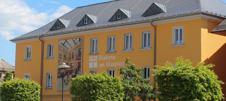 Das Bild zeigt das Mehrgenerationenhaus der Diakonie am Maxplatz.