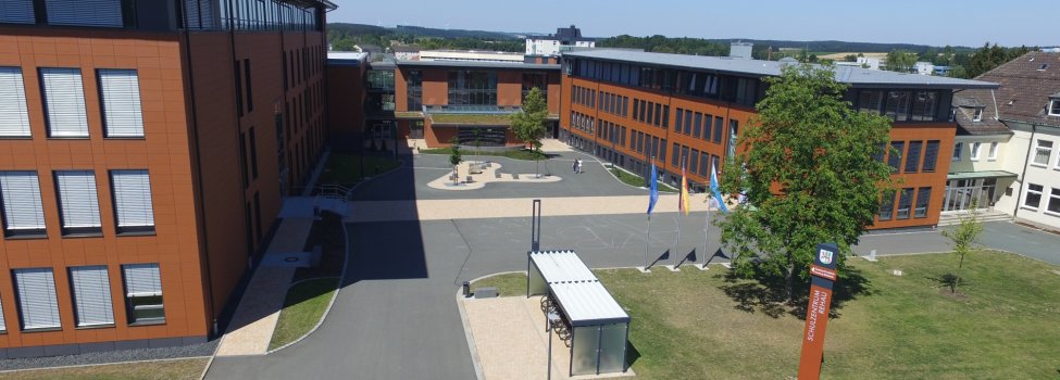 Das Bild zeigt das Schulzentrum Rehau in der Pilgramsreuther Straße.