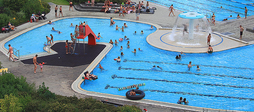 Das Bild zeigt das Spaßbecken im Rehauer Freibad.