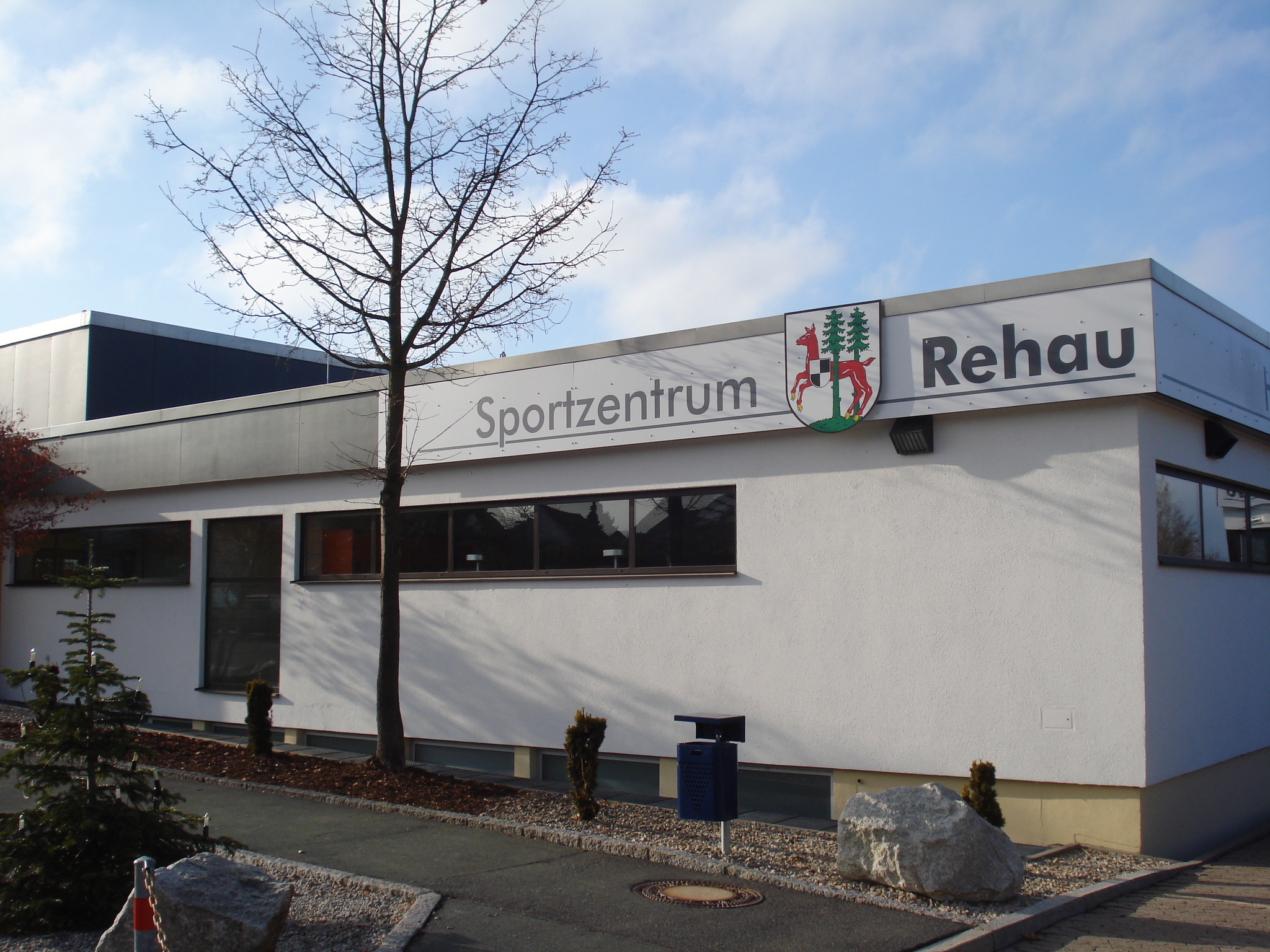 Das Bild zeigt das Sportzentrum Rehau von außen.