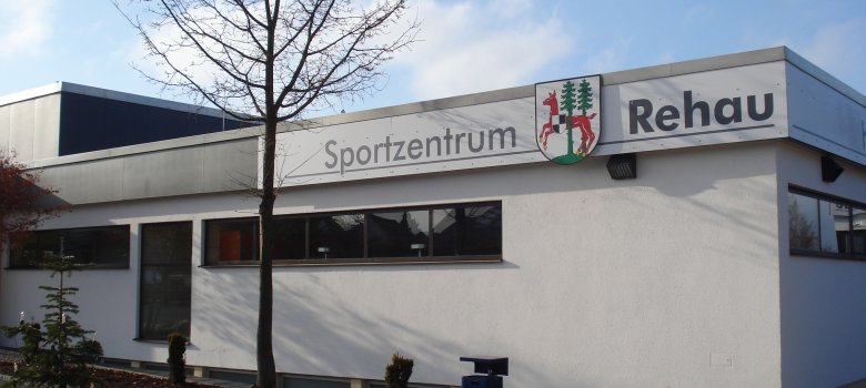 Das Bild zeigt das Sportzentrum Rehau von außen.