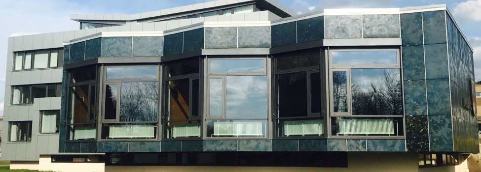 Das Bild zeigt die Außenansicht des Rathauses, genauer gesagt der Sitzungssäle.