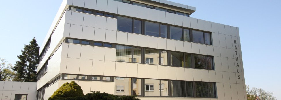 Das Bild zeigt das Rathaus von außen.