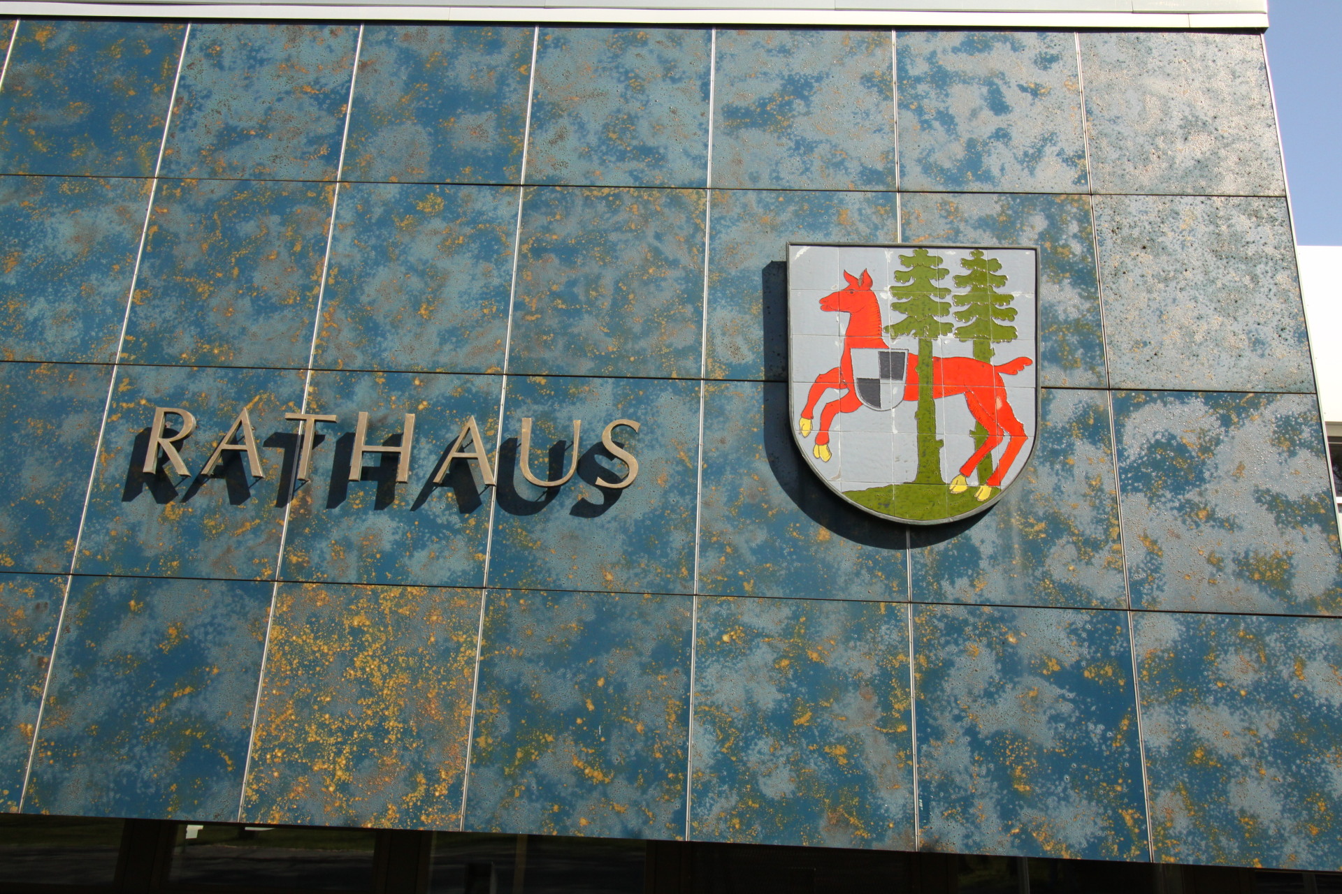 Das Bild zeigt das Rathaus von außen.