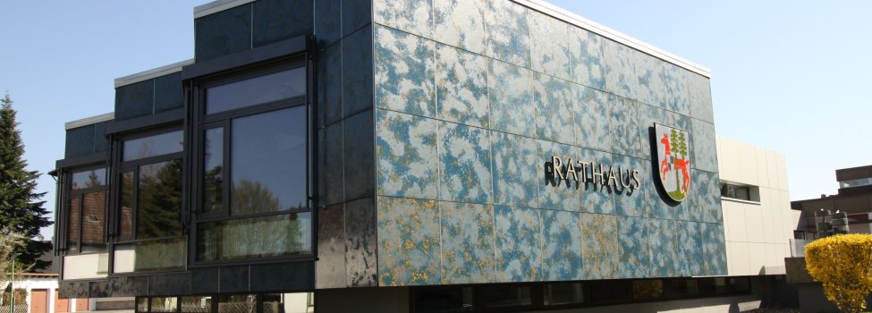 Das Bild zeigt das Rathaus von außen.