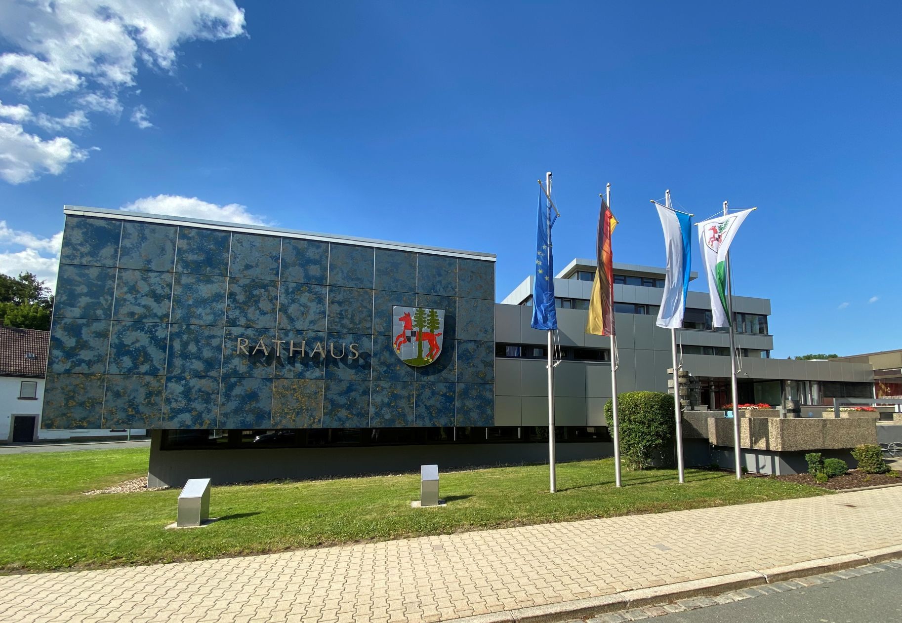 Das Bild zeigt das Rathaus von außen.