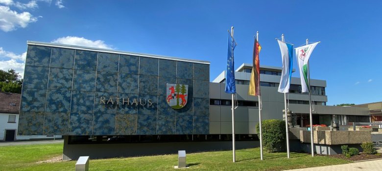 Das Bild zeigt das Rathaus von außen.