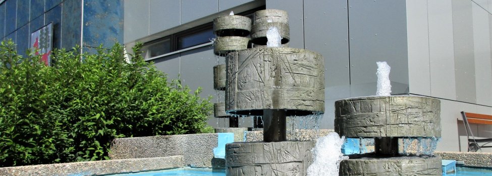 Das Bild zeigt den Brunnen vor dem Rathaus.