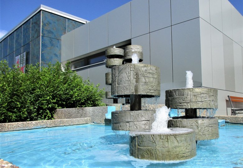 Das Bild zeigt den Brunnen vor dem Rathaus.