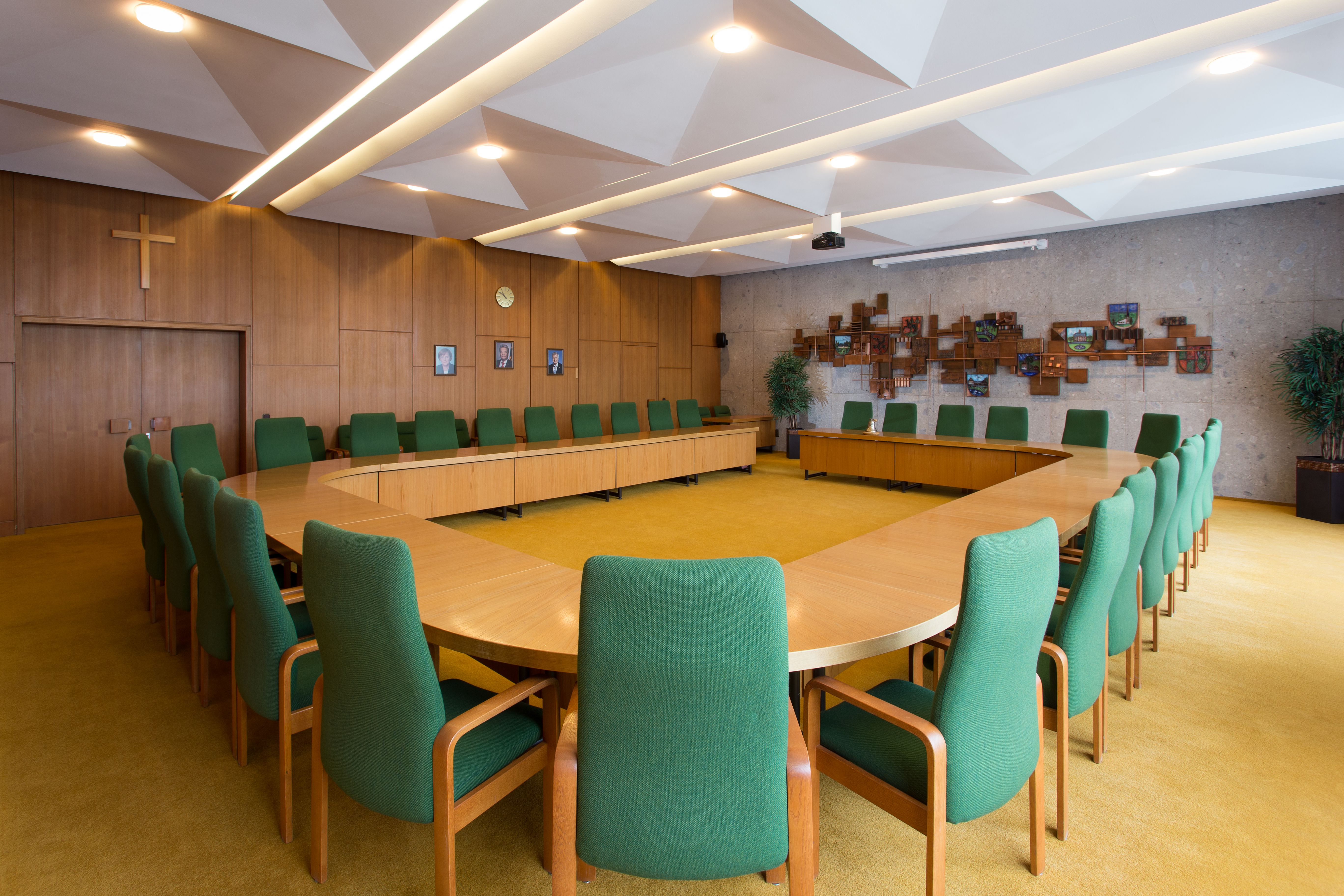 Das Bild zeigt den großen Sitzungssaal im Rathaus.