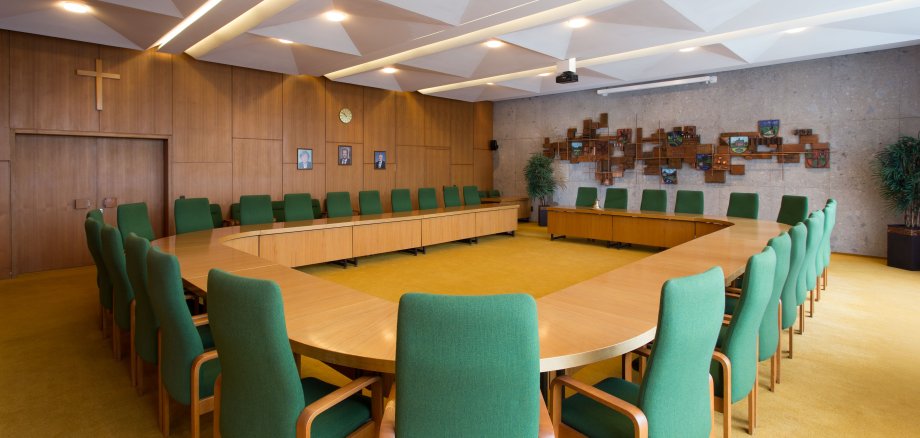 Das Bild zeigt den großen Sitzungssaal im Rathaus.