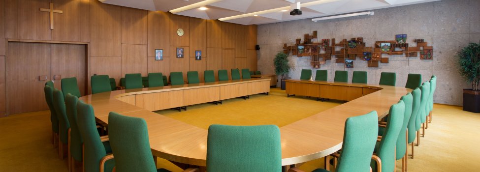 Das Bild zeigt den großen Sitzungssaal im Rathaus.