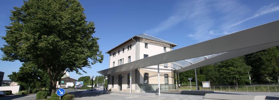Das Bild zeigt das neue Bahnhofsgebäude von Rehau mit dem neu gestalteten Außenbereich.