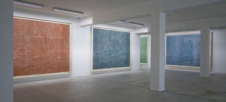 Das Bild zeigt sehr großformatige Werke eines Künstlers in den Räumen des REHAU-ART.