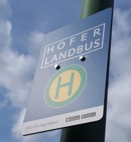 Das Bild zeigt das Hinweisschild einer Hofer Landbus-Haltestelle.