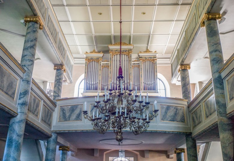 Auf dem Bild ist der Kronleuchter in der St. Jobst Kirche in Rehau zu erkennen. Im Hintergrund sieht man die Orgel auf der ersten Empore.