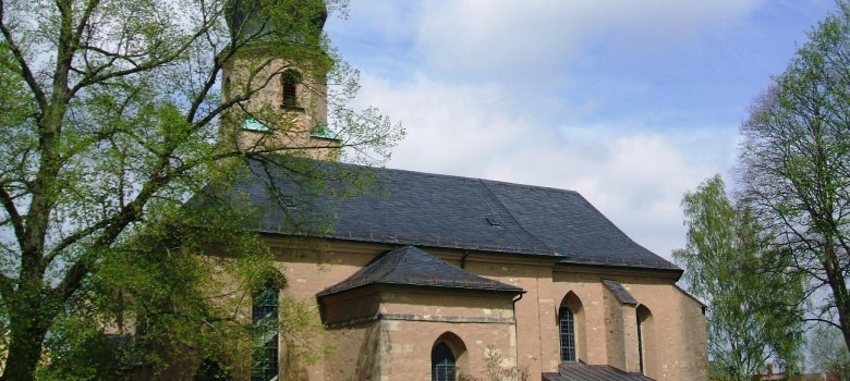 Auf dem Bild ist die Stadtkirche St. Jobst zu sehen. Davor sieht man die grüne Wiese des Friedhofsgartens.