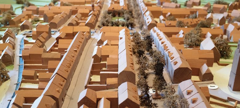 Das Bild zeigt ein Stadtmodell von Rehau. Konkret ist die gerade Achse der Kirche bis zum Maxplatz zu erkennen.