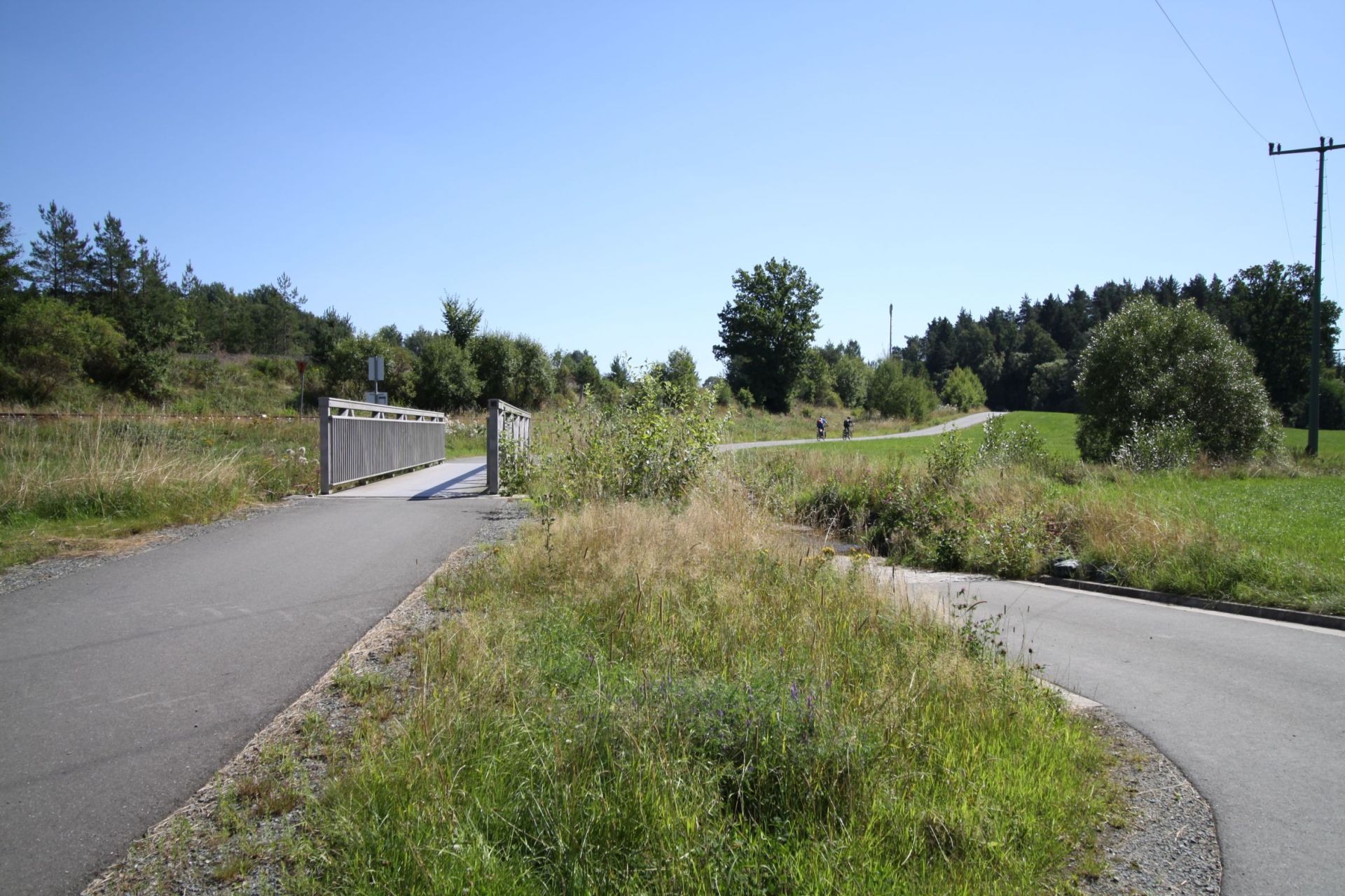 Das Bild zeigt die neu geteerte Perlenroute von Oberkotzau kommend in Richtung Wurlitz an einem schönen Sommertag.