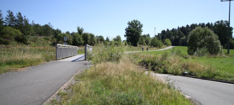 Das Bild zeigt die neu geteerte Perlenroute von Oberkotzau kommend in Richtung Wurlitz an einem schönen Sommertag.