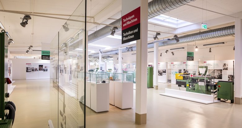 Das Bild zeigt das REHAU-ART von innen. Konkret sind einige Gegenstände ausgestellt, die zur Geschichte der REHAU gehören.