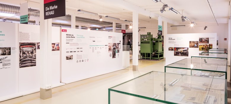 Das Bild zeigt das REHAU-ART von innen. Konkret sind einige Gegenstände ausgestellt, die zur Geschichte der REHAU gehören.